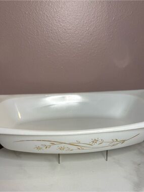 Pyrex White with Gold Honeysuckle Casserole Dish 033 1 1/2qt